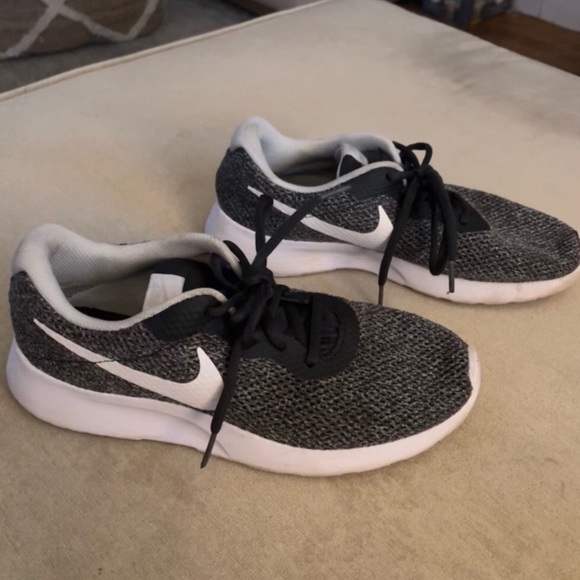 Nike Tanjun Womens 9.5 Size Sneakers - Picture 3 of 7